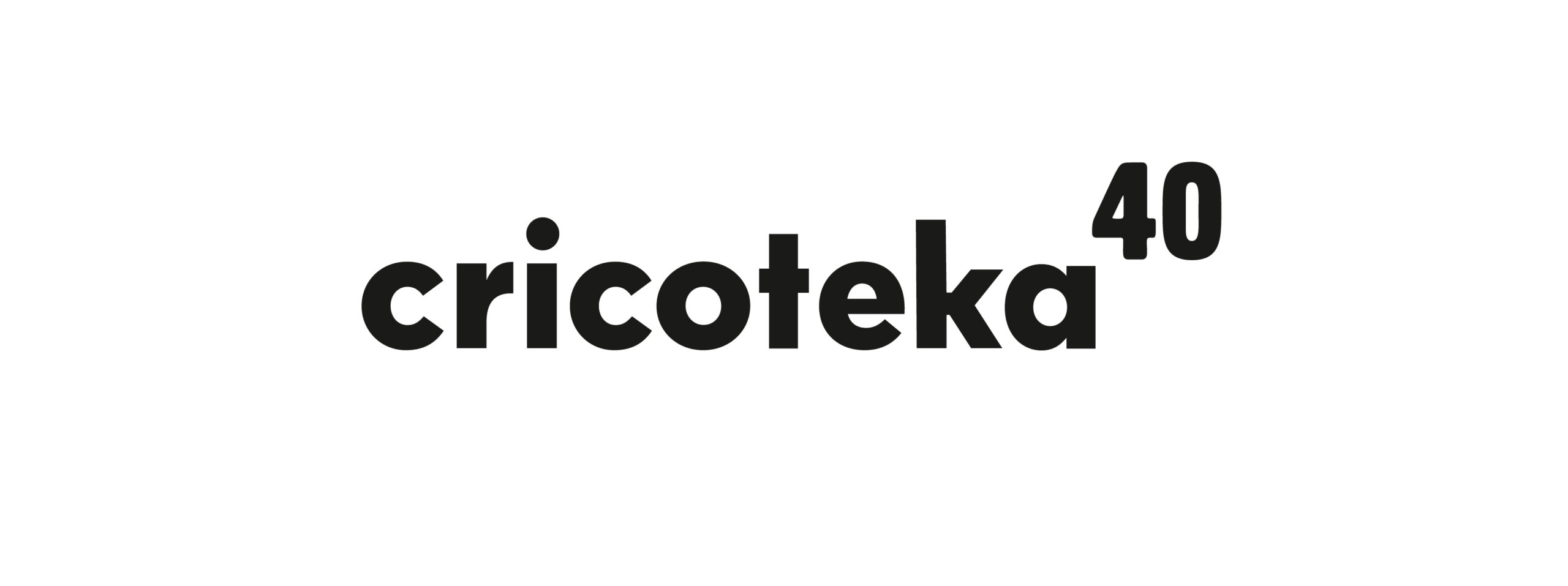 Logotyp: czarny napis Cricoteka 40 na białym tle