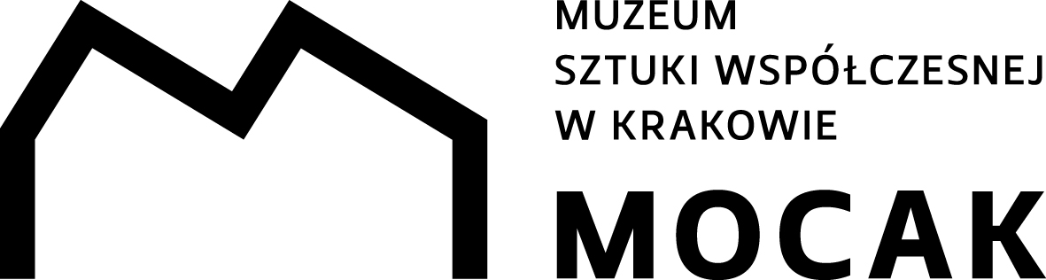 Białe tło. Po lewej stronie duża litera M o kanciastych krawędziach. Kształtem przypomina dach Muzeum załamany w dwóch miejscach u góry. Po prawej stronie napis: Muzeum Sztuki Współczesnej w Krakowie MOCAK. 