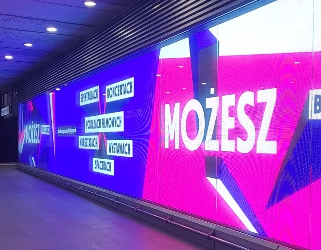 Zdjęcie ekranów w metrze warszawskim